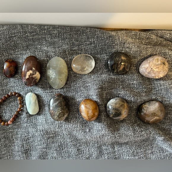 Lots of Crystal Palm Stones - Picture 2 of 3